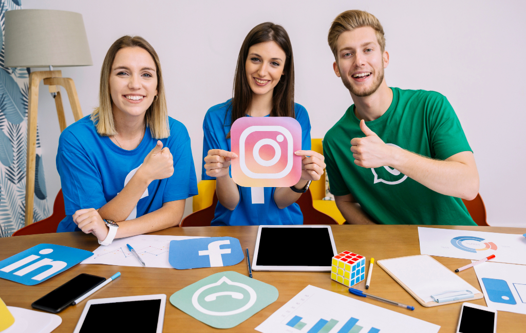 3 personas sosteniendo imagenes de redes sociales